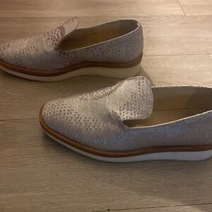 Free People Size 38 / 8 Silver Sparkling Loafers